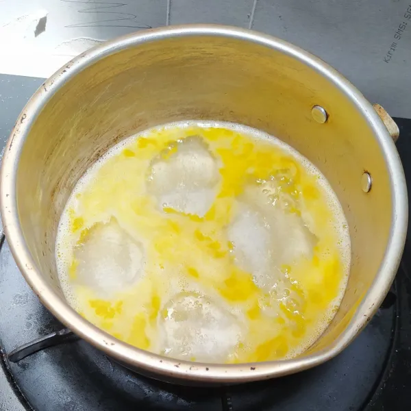 Dalam panci masak air, margarin, gula,vanili sampai mendidih.