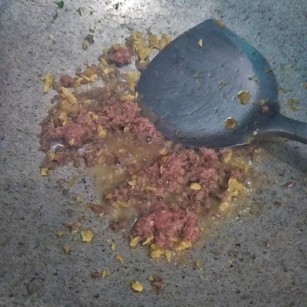 Masukkan daging sapi, aduk hingga daging pucat.