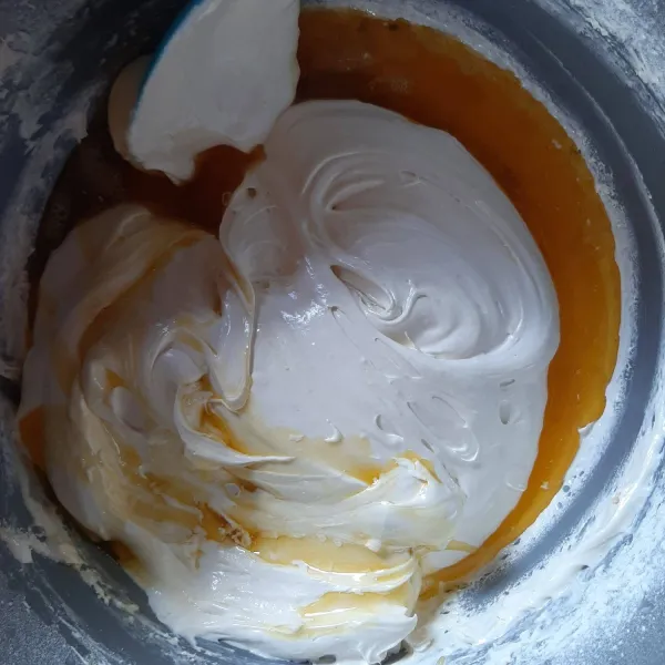 Lalu tambahkan mentega yang sudah dicairkan tadi.