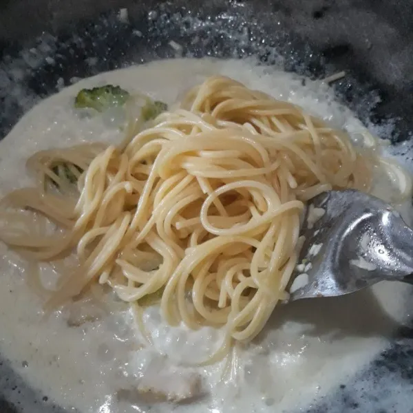 Selanjutnya masukan spaghetti rebus, masak sampai mengental dan siap disajikan.