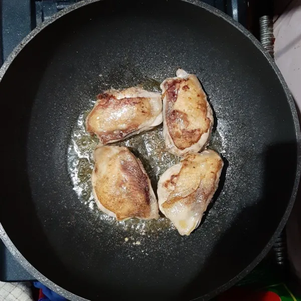 panaskan butter, lalu goreng ayam hingga berubah warna dikedua sisinya. Angkat.