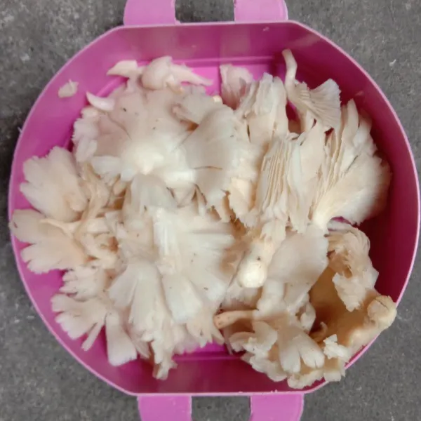 Cuci bersih jamur lalu peras airnya.