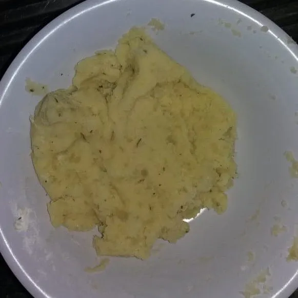 Haluskan kentang, berikan sedikit garam, tambahakan tepung maizena dan parsley. Kemudian aduk rata kembali.