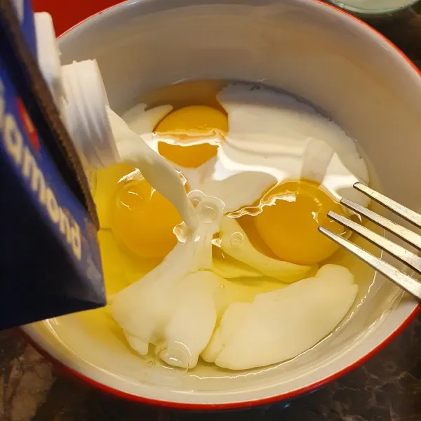 Dalam wadah lain, campur telur, susu cair, cooking cream, garam, lada dan pala. Aduk rata.