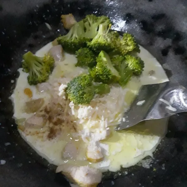 Masukkan susu, keju, dan brokoli, masukan merica bubuk, garam masak sebentar.