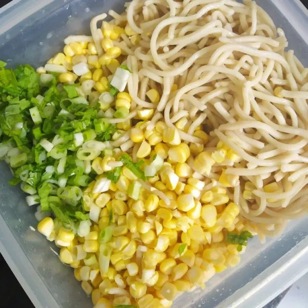 Siapkan semua bahan. Masukkan mie, jagung, dan daun bawang ke dalam mangkuk.