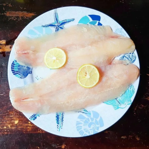 Cuci bersih ikan, lalu kucuri perasan jeruk nipis kemudian bilas. Kemudian keringkan ikan menggunakan tisu makan agar tidak benyek karena terlalu banyak kandungan air.