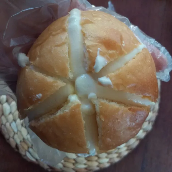 Semprotkan creamcheese di sela² roti.