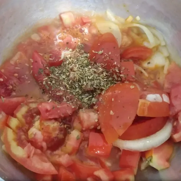 Membuat saus: panaskan panci dengan sedikit minyak, masukkan bawang bombay, bawang putih, oregano, basil, dan tomat lalu tumis sebentar kemudian tambahan air. Masak tomat sampai lembek kemudian matikan api.