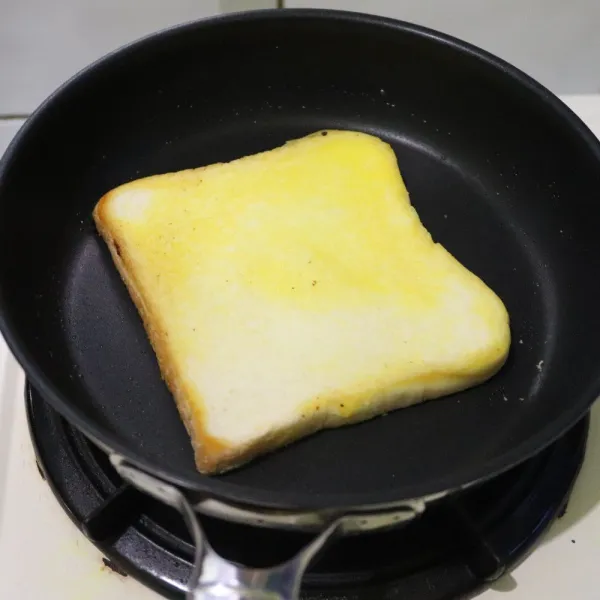 panaskan teflon beri margarin, panggang 3 lembar roti hingga kecoklatan.
