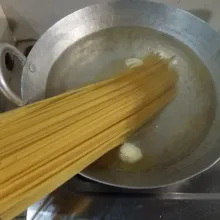 rebus Fettuccini dalam air mendidih, tambahkan sedikit minyam goreng dan bawang supaya sedap dan tidak lengket.