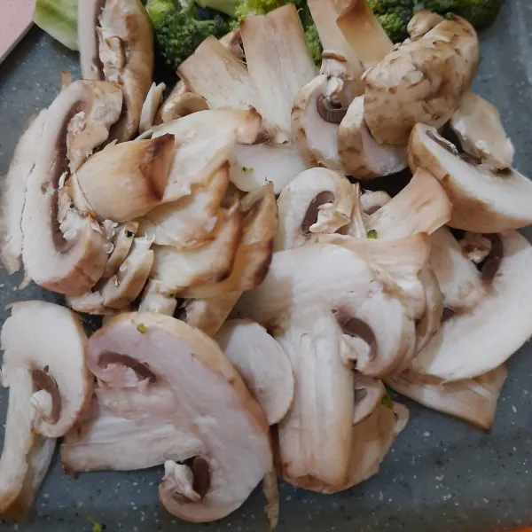 potong jamur dan brokoli.