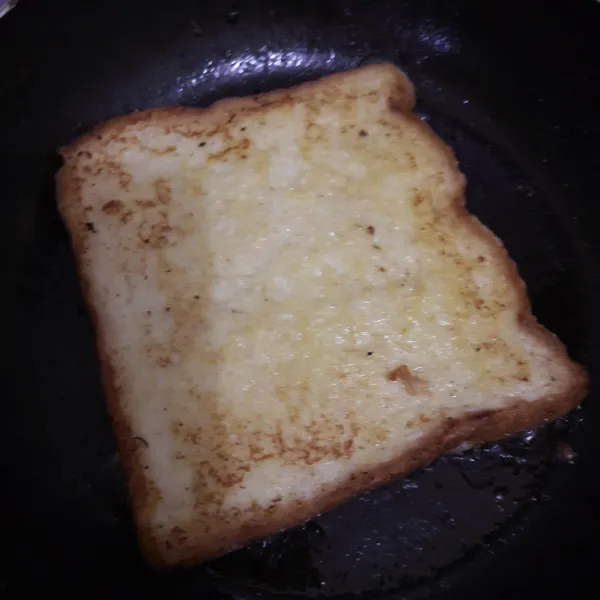 Panggang roti di atas lelehan margarin sampai berubah warna menjadi kecoklatan.