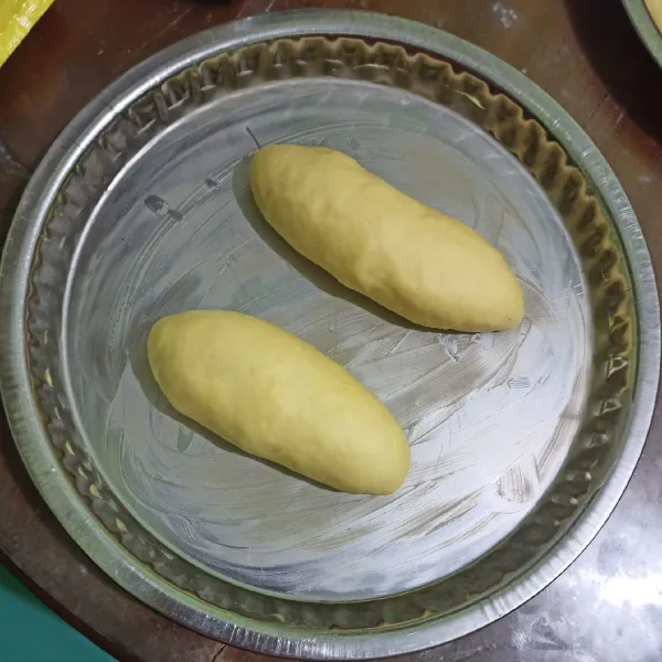 Ambil 60gr adonan, bulatkan lalu pipihkan. Kemudian gulung hingga membentuk lonjong panjang. Cubit2 bagian bawahnya hingga menyatu, tata di loyang yang telah diolesi margarin. Lakukan sampai adonan habis. Oven hingga matang dengan suhu 180° C sekitar 30 menit atau sesuaikan dengan masing2 oven. Setelah matang, angkat dan olesi dengan susu cair.