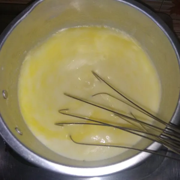 Panaskan margarin, masukkan tepung,aduk hingga rata jangan sampai menggumpal, kemudian tambahkan susu cair dan krim kental,aduk hingga rata.