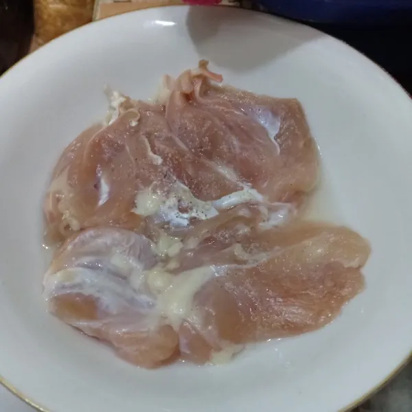 cuci bersih ayam lalu taburi 1/4 sdt garam dan lada bubuk,biarkan 20 menit agar meresap.