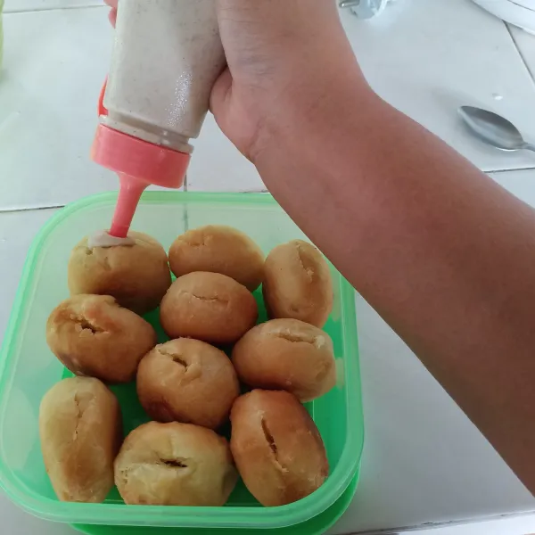 sebelum disajikan, lubangi bomboloni dengan pisau atau sendok, kemudian beri isian cream sesuai selera.