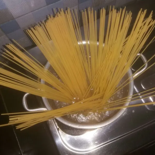 Rebus pasta dalam air mendidih selama 8 menit, kemudian saring dan cuci dengan air. Lalu tiriskan.