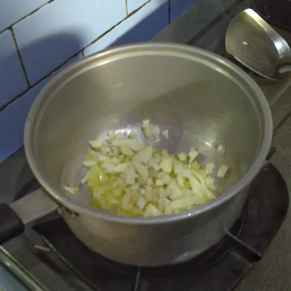 Lelehkan margarin lalu tumis bawang bombay dan bawang putih.