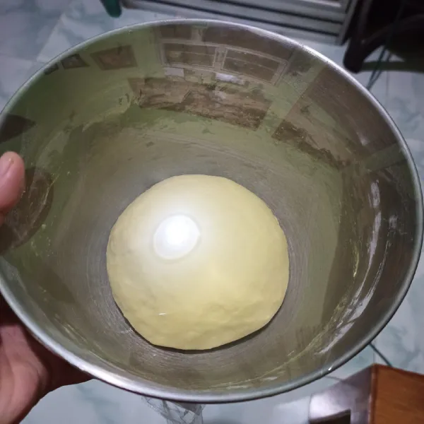 Setelah 45 menit dan mengembang, kempiskan adonan dan uleni secukupnya hingga udara yang ada di adonan keluar.