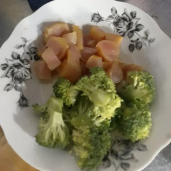 Potong daging ayam dan brokoli.