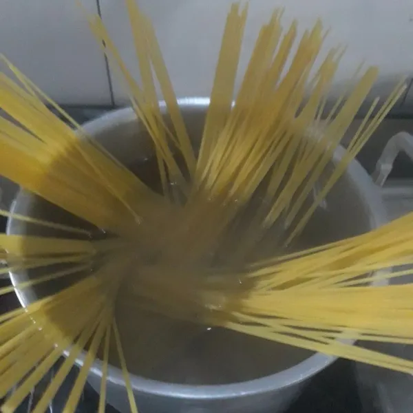 Masak spaghetti sampai matang.