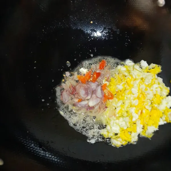 Sisihkan telur disamping lalu tumis bawang merah dan cabe hingga agak matang.