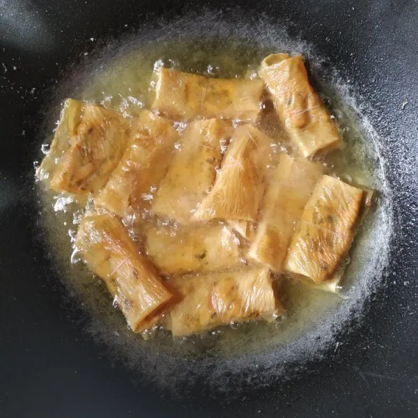 panaskan minyak, goreng tofu skin roll, minyak jangan terlalu panas, goreng hingga sekiranya isian sudah matang.