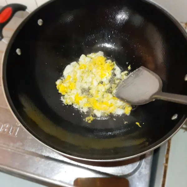 Panaskan minyak dan goreng telur dengan cara dihancur-hancurkan.