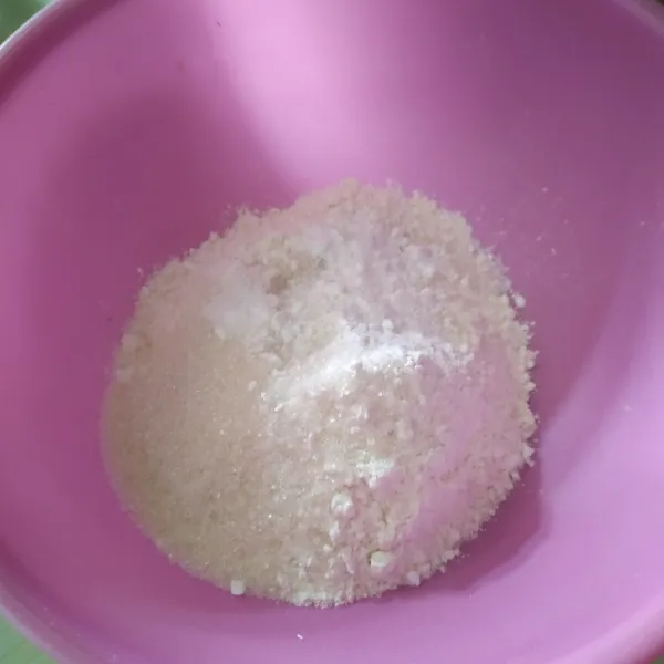 Campur terigu, gula pasir, baking soda dan baking powder.