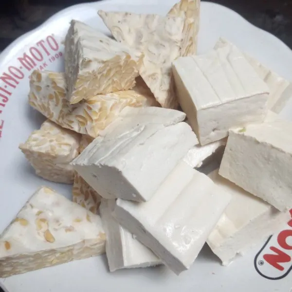 Tempe dan tahu dipotong  sesuai selera.