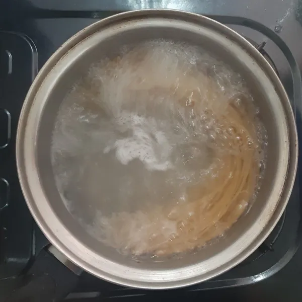 rebus fettucini hingga al dente, matang tapi masih kenyal. angkat, tiriskan.