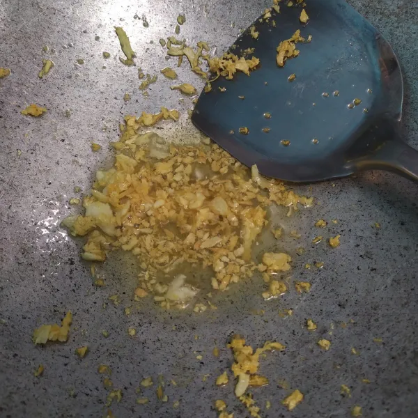 Tumis bawang putih hingga harum.