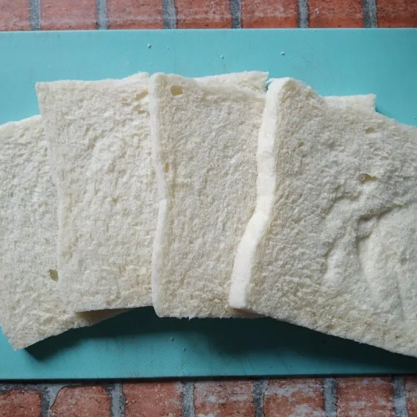 Siapkan roti tawar, bisa juga menggunakan roti tawar biasa dengan memotong bagian pinggirnya.