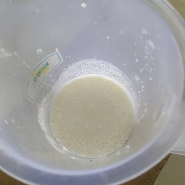 Campur susu cair dengan air jeruk nipis. Diamkan selama 10 menit sampai menggumpal.