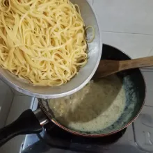 terakhir, masukkan Fettuccini ke dalam saus, aduk sebentar kemudian angkat dan sajikan.