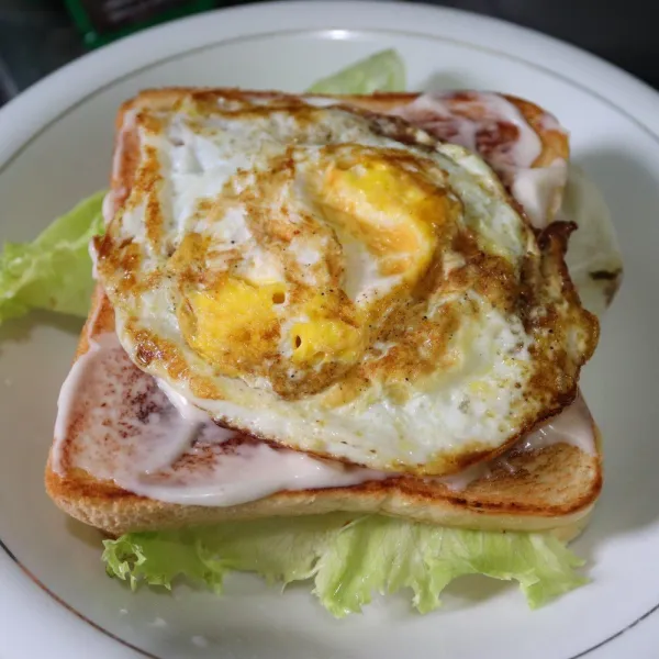 tumpuk dengan roti dan telur mayonnaise tumpuk lagi dengan roti Tusuk dan potong.