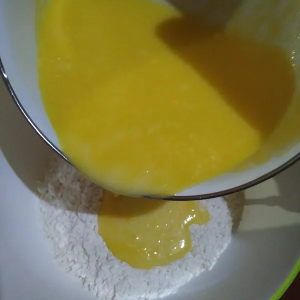 Campur rata telur,susu & margarine,lalu tuang ke dlm bahan kering.