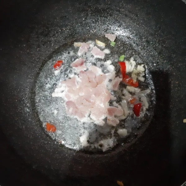 masukkan ayam cincang dan 3 sdm air. masak hingga ayam berubah warna.