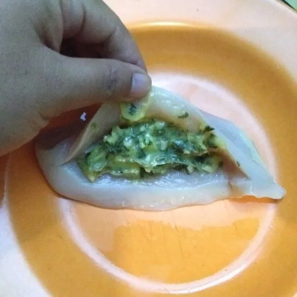 Kemudian masing-masing bagian, beri sayatan berbentuk kantong. Kemudian isi dengan bahan isian secukupnya, jangan terlalu banyak.