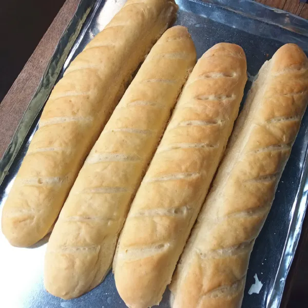 Panggang roti dengan suhu 200° selama 30 menit atau hingga roti berwarna kecoklatan.