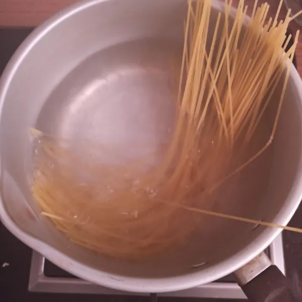 Didihkan air, rebus spaghetti hingga kenyal, tiriskan.