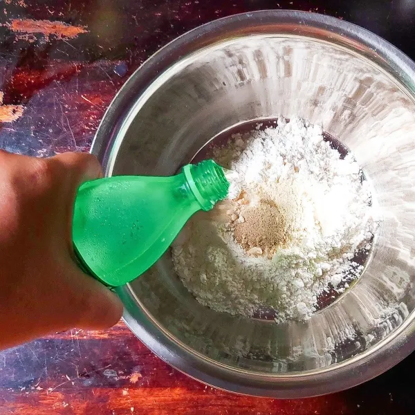 Bumbui tepung untuk adonan basah, kemudian tuang beer/air soda lalu aduk rata menggunakan whisker atau garpu sampai tidak ada tepung yang menggumpal. Beer / air soda bertujuan agar tepung ikan renyah nantinya.