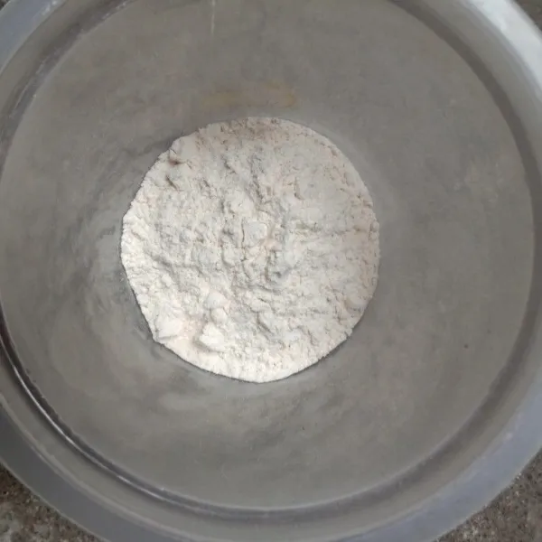Campur semua bahan tepung dan bumbu.