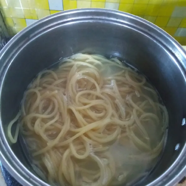 Masak spaghetti hingga aldente, lalu saring, dan buang airnya.