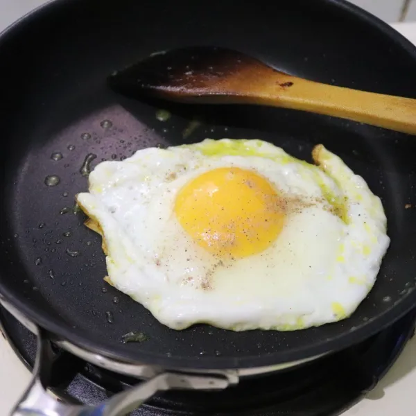 masak telur beri garam merica sesuaikan dengan tingkat kematangan.