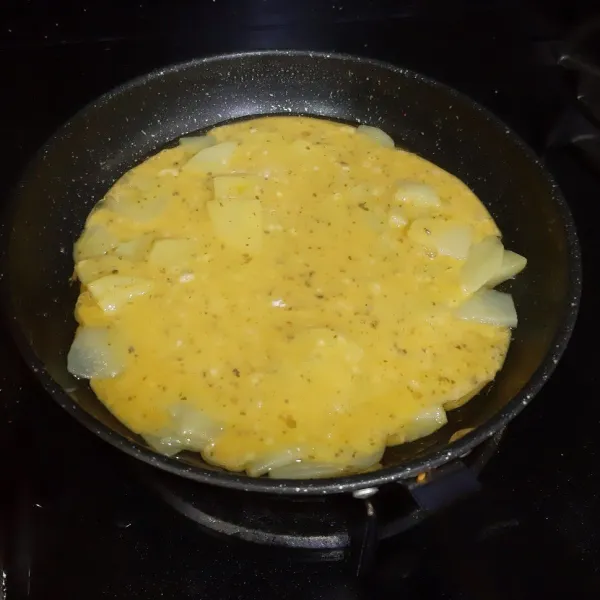 tuang kocokan telur keatas kentang. masak hingga setengah matang.