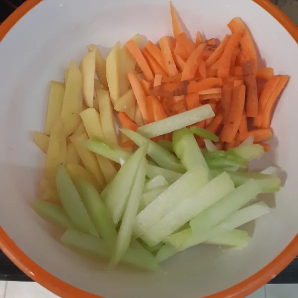 Kupas wortel, labu siam dan kentang. Cuci bersih kemudian potong- potong sayuran memanjang.