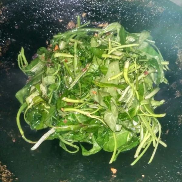 Masukkan kangkung dan aduk rata.