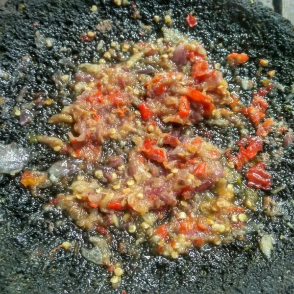 Ulek kasar bumbu belacan.